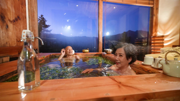 帶阿姐看世界｜羅家英不丹寵妻無極限！主動孭阿姐落直昇機 熱石浴鴛鴦浸浴放閃