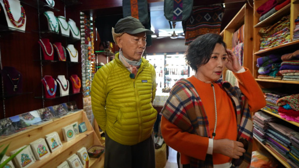 帶阿姐看世界|羅家英不丹寵妻無極限!主動孭阿姐落直昇機 熱石浴鴛鴦浸浴放閃