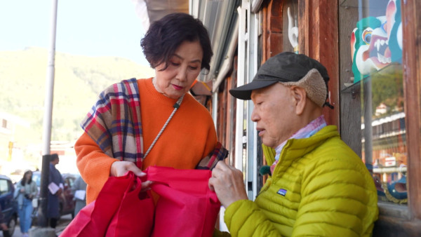 帶阿姐看世界|羅家英不丹寵妻無極限!主動孭阿姐落直昇機 熱石浴鴛鴦浸浴放閃