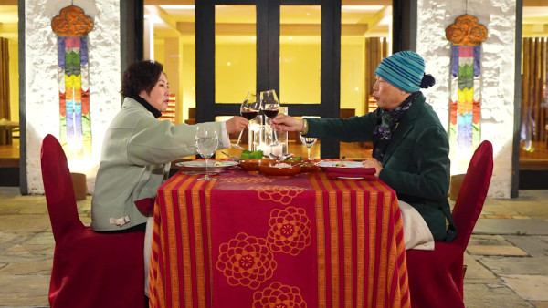 帶阿姐看世界|羅家英不丹寵妻無極限!主動孭阿姐落直昇機 熱石浴鴛鴦浸浴放閃