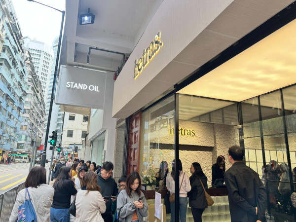 銅鑼灣變「港版聖水洞」？週末人龍逼爆波斯富街！GD愛牌/Stand Oil進駐 網民：唔使飛韓國