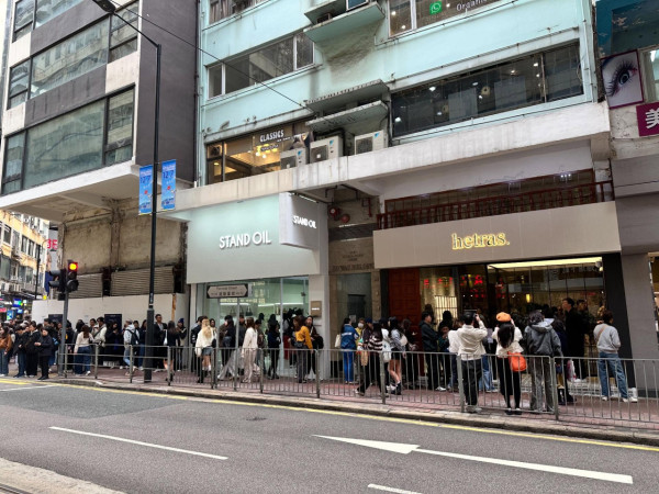 銅鑼灣變「港版聖水洞」?週末人龍逼爆波斯富街!GD愛牌/Stand Oil進駐 網民:唔使飛韓國