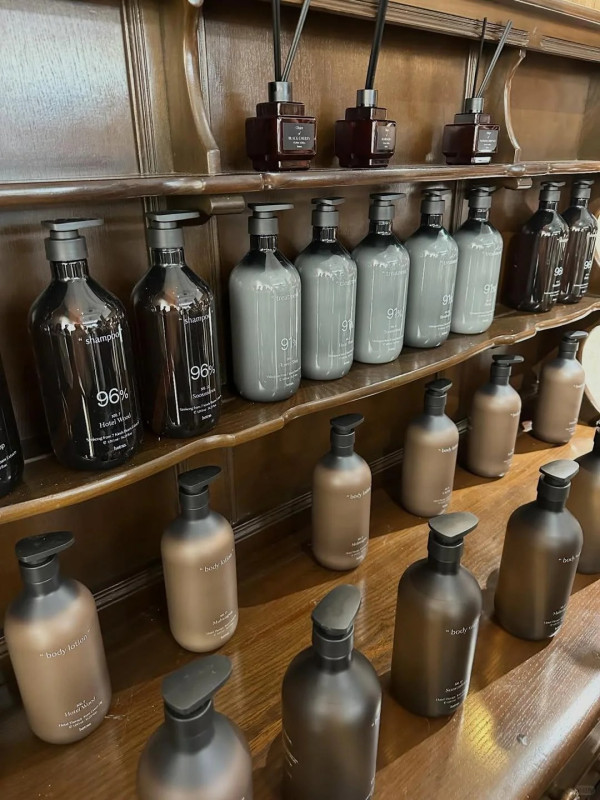 銅鑼灣變「港版聖水洞」？週末人龍逼爆波斯富街！GD愛牌/Stand Oil進駐 網民：唔使飛韓國