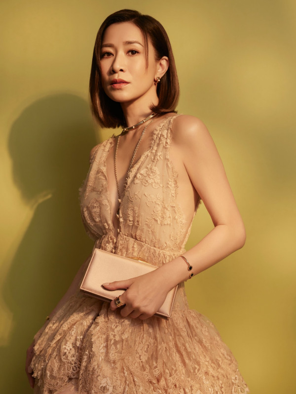 佘詩曼激罕性感現身深V低胸震撼全場 50歲驚人狀態超緊緻身材如少女