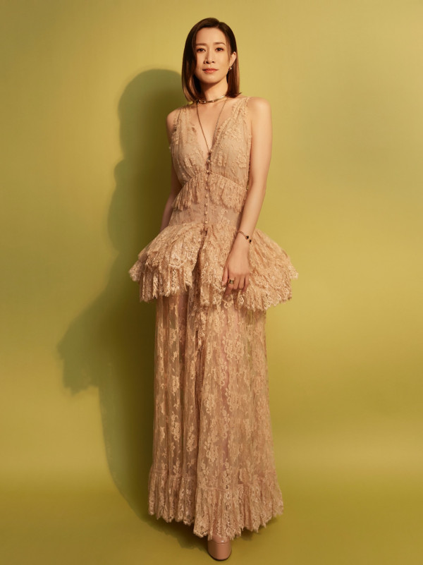 佘詩曼激罕性感現身深V低胸震撼全場 50歲驚人狀態超緊緻身材如少女