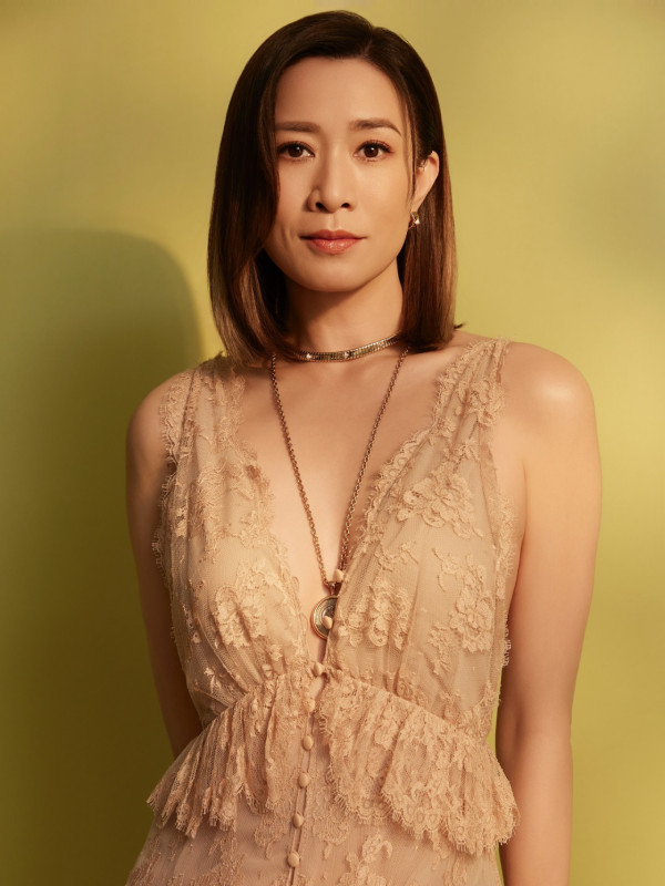 佘詩曼激罕性感現身深V低胸震撼全場 50歲驚人狀態超緊緻身材如少女