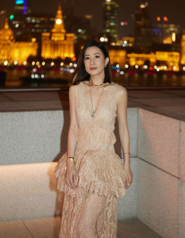 佘詩曼激罕性感現身深V低胸震撼全場 50歲驚人狀態超緊緻身材如少女