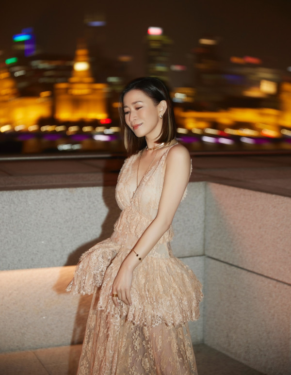 佘詩曼激罕性感現身深V低胸震撼全場 50歲驚人狀態超緊緻身材如少女