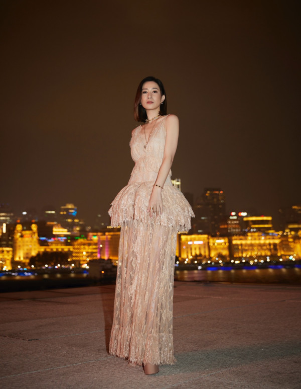 佘詩曼激罕性感現身深V低胸震撼全場 50歲驚人狀態超緊緻身材如少女