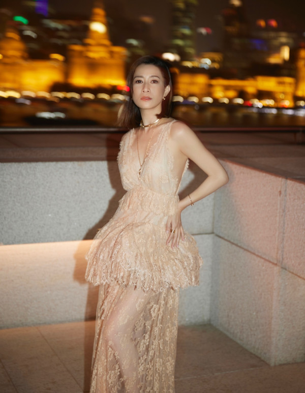 佘詩曼激罕性感現身深V低胸震撼全場 50歲驚人狀態超緊緻身材如少女