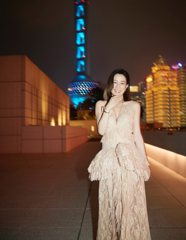 佘詩曼激罕性感現身深V低胸震撼全場 50歲驚人狀態超緊緻身材如少女