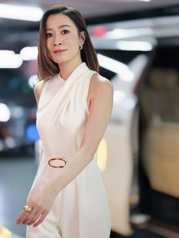 佘詩曼激罕性感現身深V低胸震撼全場 50歲驚人狀態超緊緻身材如少女