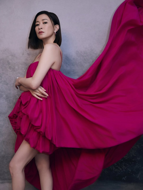 佘詩曼激罕性感現身深V低胸震撼全場 50歲驚人狀態超緊緻身材如少女