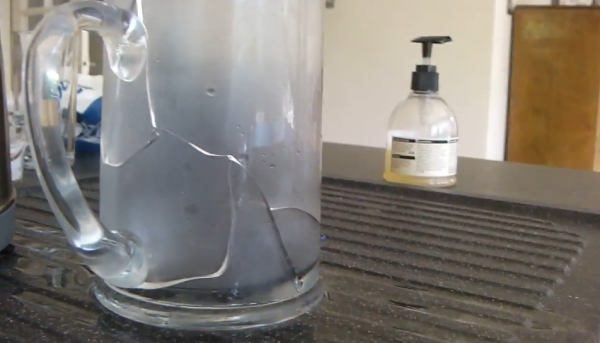 倒熱水1秒爆開?玻璃杯「越厚越危險」揭4大保命關鍵:做錯呢步隨時受傷