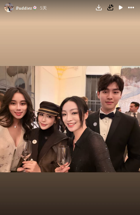 賭王四房千金何超欣激罕性感現身！胸前露深溝晒「禾稈冚珍珠」極品身材