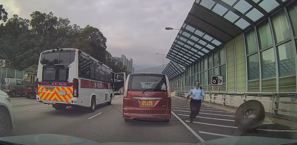 車 Cam 直擊│殺人巨型輪胎高速衝向電動車 勇警「神一腳」踢走化解 網民：勁過葉問