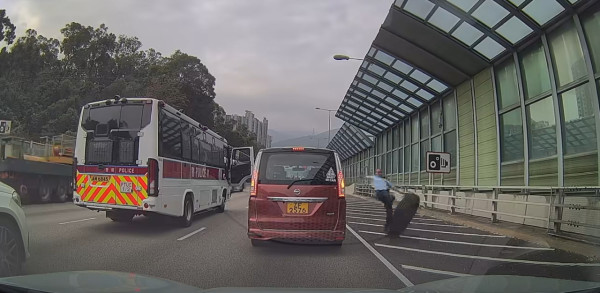 車 Cam 直擊│殺人巨型輪胎高速衝向電動車 勇警「神一腳」踢走化解 網民：勁過葉問
