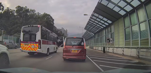 車 Cam 直擊│殺人巨型輪胎高速衝向電動車 勇警「神一腳」踢走化解 網民：勁過葉問