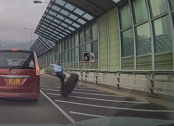 車 Cam 直擊│殺人巨型輪胎高速衝向電動車 勇警「神一腳」踢走化解 網民：勁過葉問