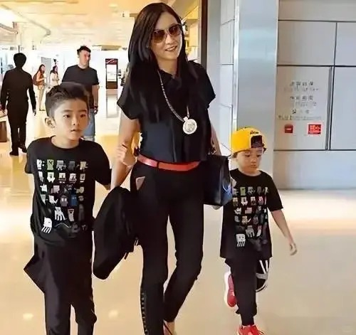 謝霆鋒19歲大仔Lucas澳洲開學近照流出！新居曝光擺媽媽張栢芝真人月曆相