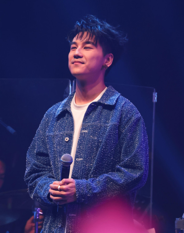 中年好聲音4|「鹿七伯」身份最多疑點最難估?真身被揭英皇新秀入行