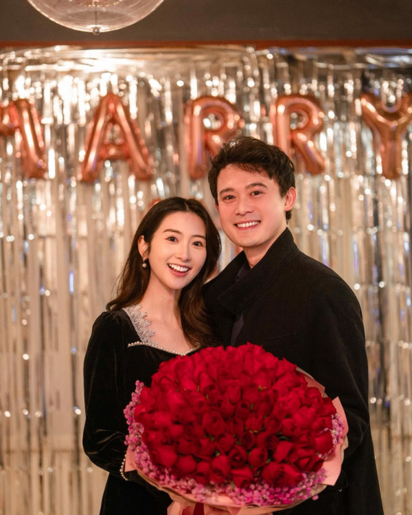 30歲女藝人閃婚誕女後補辦過大禮！董事老公錫到燶 奢華晒金器見證幸福