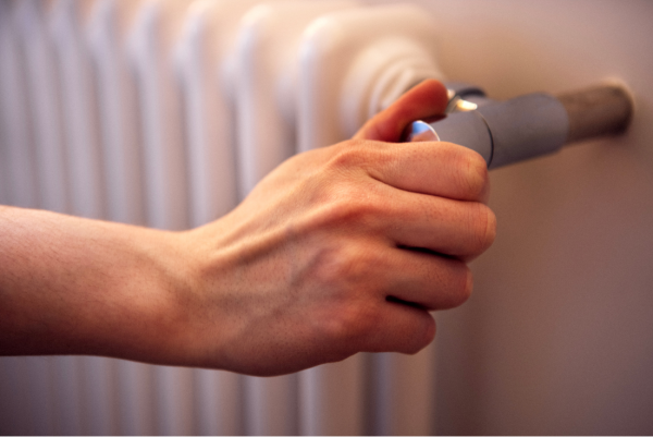 分分鐘「切肉」？電熱氈用錯竟等於「慢煮」？醫學博士：3 大保暖物可致深層壞死