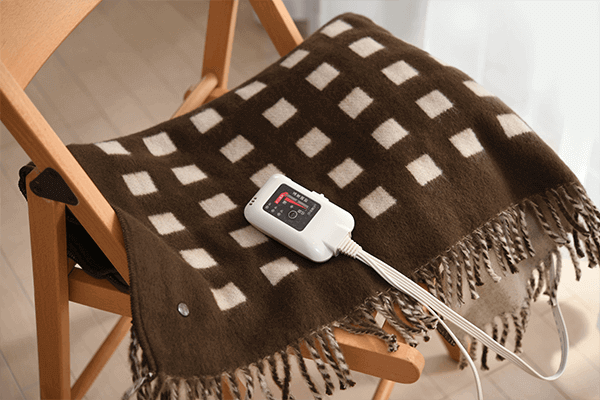 分分鐘「切肉」？電熱氈用錯竟等於「慢煮」？醫學博士：3 大保暖物可致深層壞死