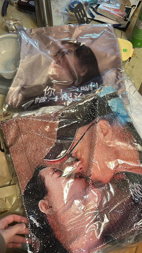 聖誕交換禮物驚現世紀「激吻咕𠱸」  網民接力哂「升級暗黑版」  事主崩潰惹熱議：有助減肥