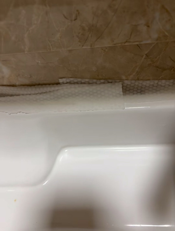 洗衣機膠圈發黑「污糟過馬桶」？熱水狂刷無用！用廚房1物濕敷法 霉菌自動浮出