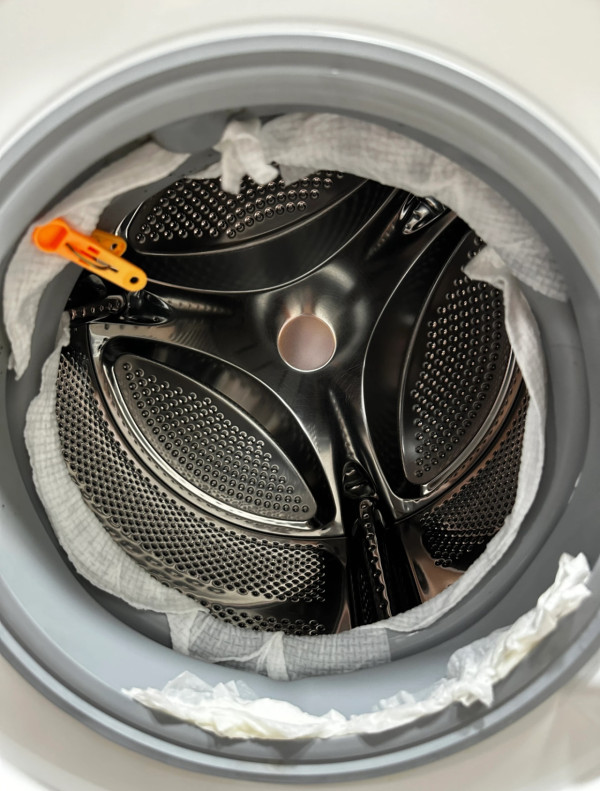 洗衣機膠圈發黑「污糟過馬桶」？熱水狂刷無用！用廚房1物濕敷法 霉菌自動浮出