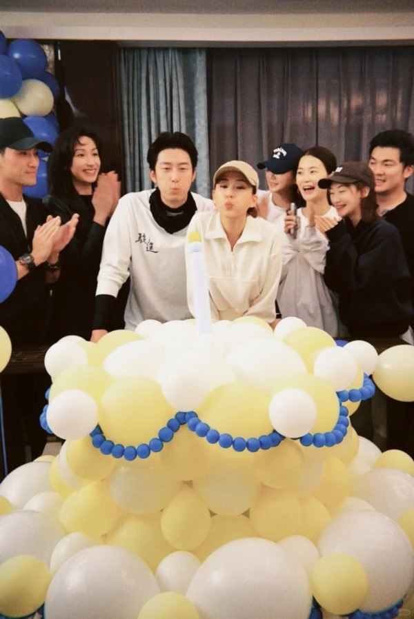 何超蓮驚喜慶祝竇驍37歲生日低調放閃!當眾有一舉動粉碎婚變傳聞︰甜到漏