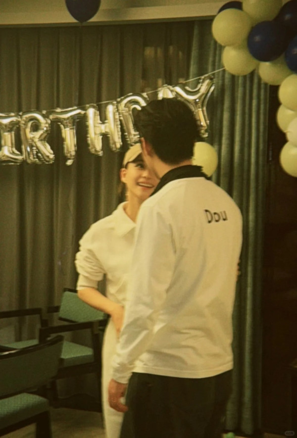 何超蓮驚喜慶祝竇驍37歲生日低調放閃!當眾有一舉動粉碎婚變傳聞︰甜到漏