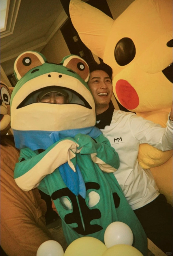 何超蓮驚喜慶祝竇驍37歲生日低調放閃!當眾有一舉動粉碎婚變傳聞︰甜到漏