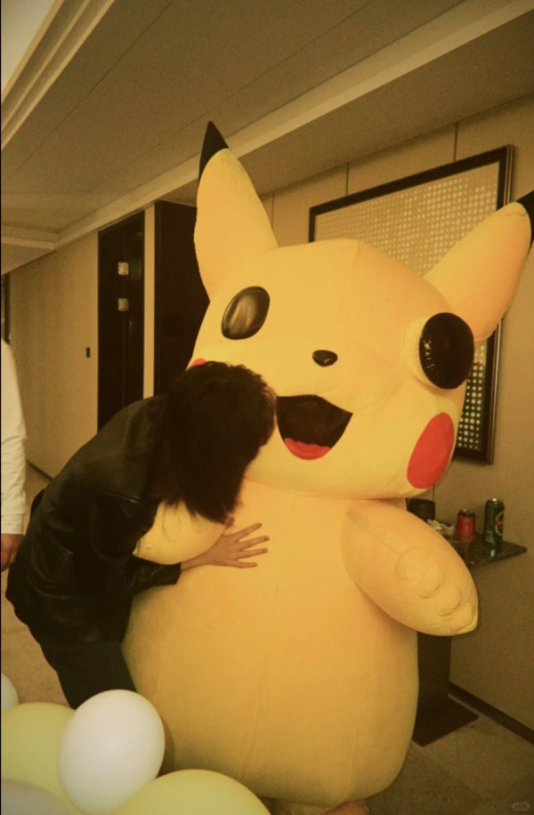 何超蓮驚喜慶祝竇驍37歲生日低調放閃!當眾有一舉動粉碎婚變傳聞︰甜到漏