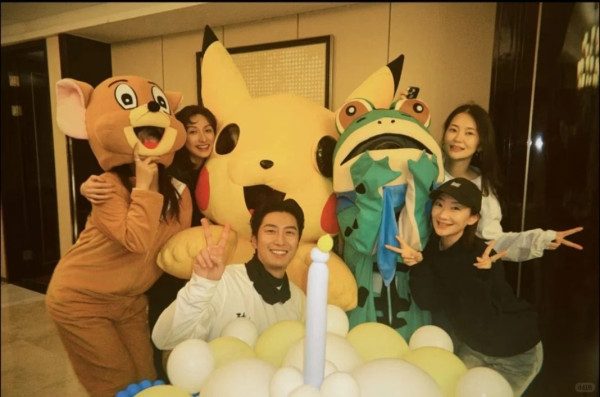 何超蓮驚喜慶祝竇驍37歲生日低調放閃!當眾有一舉動粉碎婚變傳聞︰甜到漏