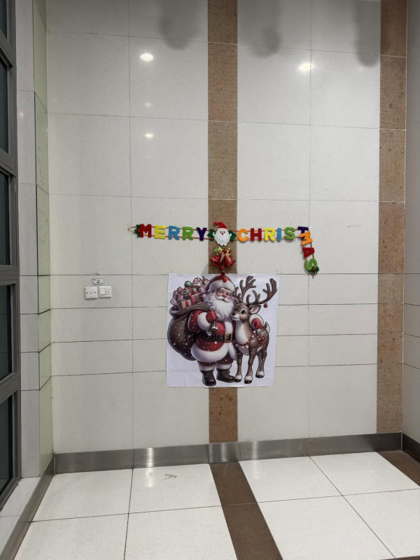 全港「最寒酸聖誕樹」被圍攻！圍欄高過樹慘過屋邨　商場知衰「急補鑊」結局超爆笑