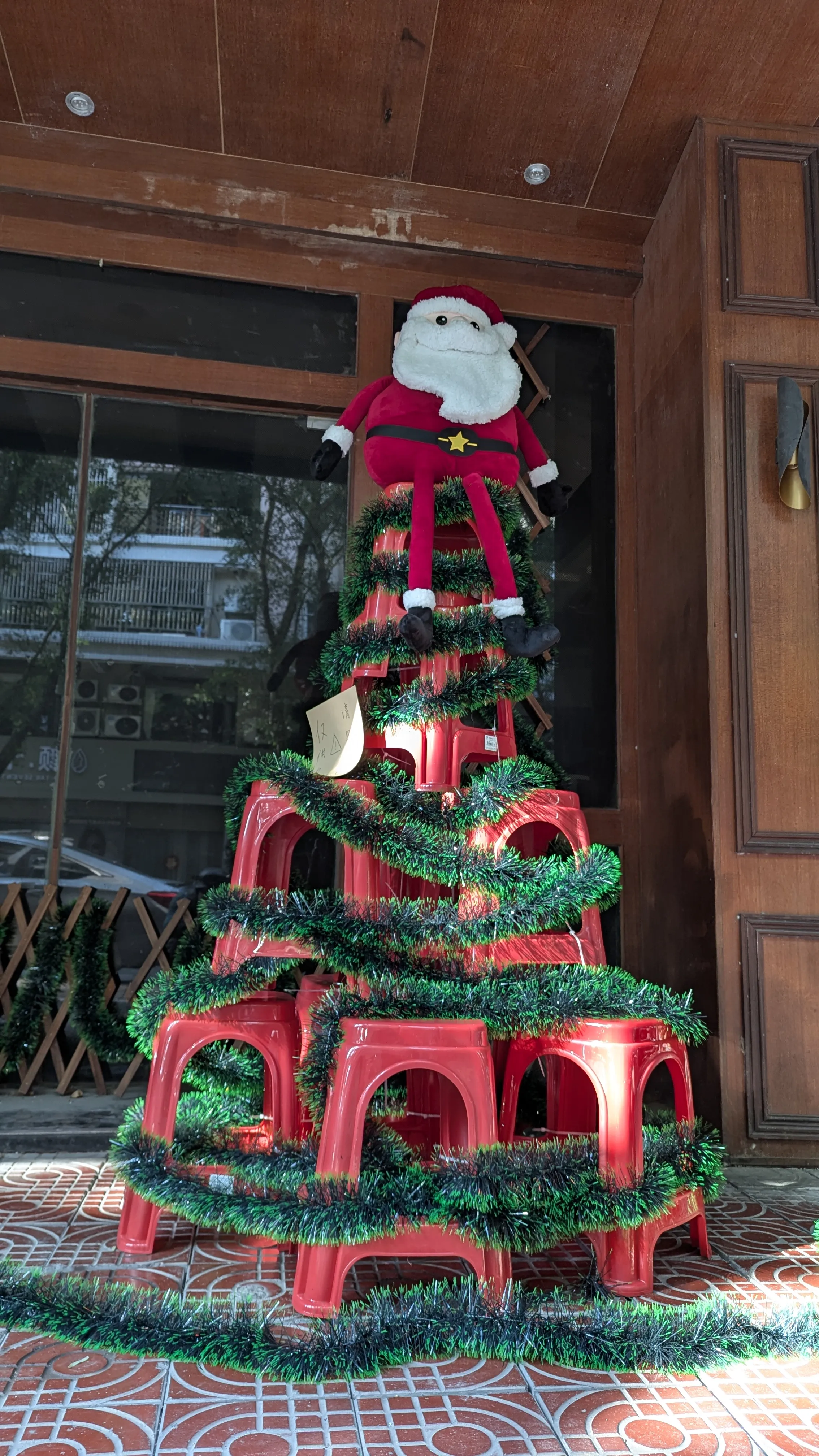 全港「最寒酸聖誕樹」被圍攻！圍欄高過樹慘過屋邨　商場知衰「急補鑊」結局超爆笑