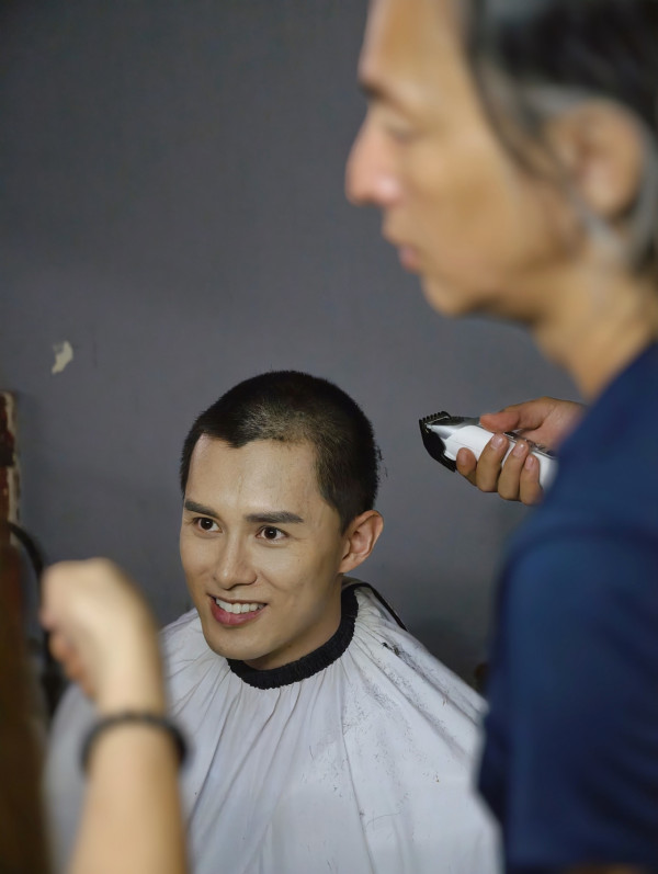 何廣沛公開剃頭全過程為一個鏡頭豁出去 獲網民激讚超專業力推爭最佳男配角