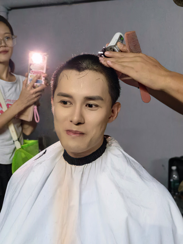 何廣沛公開剃頭全過程為一個鏡頭豁出去 獲網民激讚超專業力推爭最佳男配角