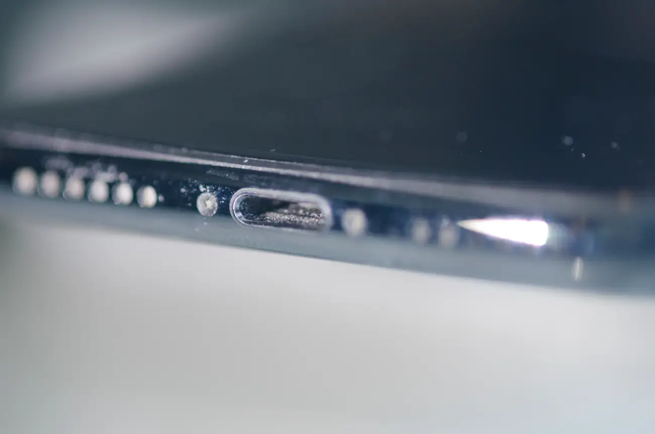 iPhone 充唔到電以為壞機？ Apple：9 成因為「充電口」塞滿塵 亂用牙籤挑隨時整爛【附正確清潔法】