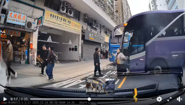 車cam直擊｜旅遊巴橫泊路中心落客 司機少理塞死後車 兼惡人先告狀惹網民公審【有片】