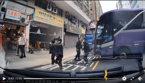 車cam直擊｜旅遊巴橫泊路中心落客 司機少理塞死後車 兼惡人先告狀惹網民公審【有片】