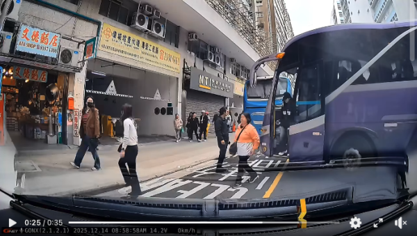 車cam直擊｜旅遊巴橫泊路中心落客 司機少理塞死後車 兼惡人先告狀惹網民公審【有片】