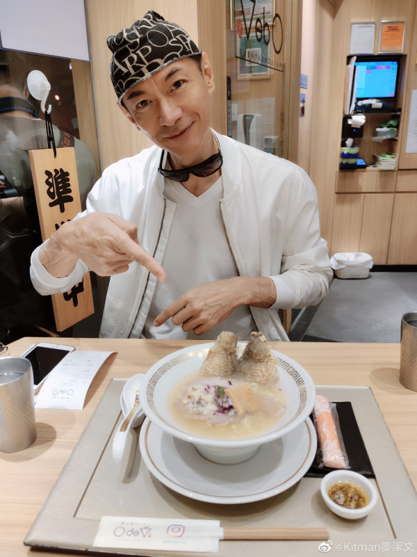 江華與太太麥潔文自1992年結婚，育有一子一女，一家四口關係融洽。（圖片來源：微博@Kitman麥潔文）