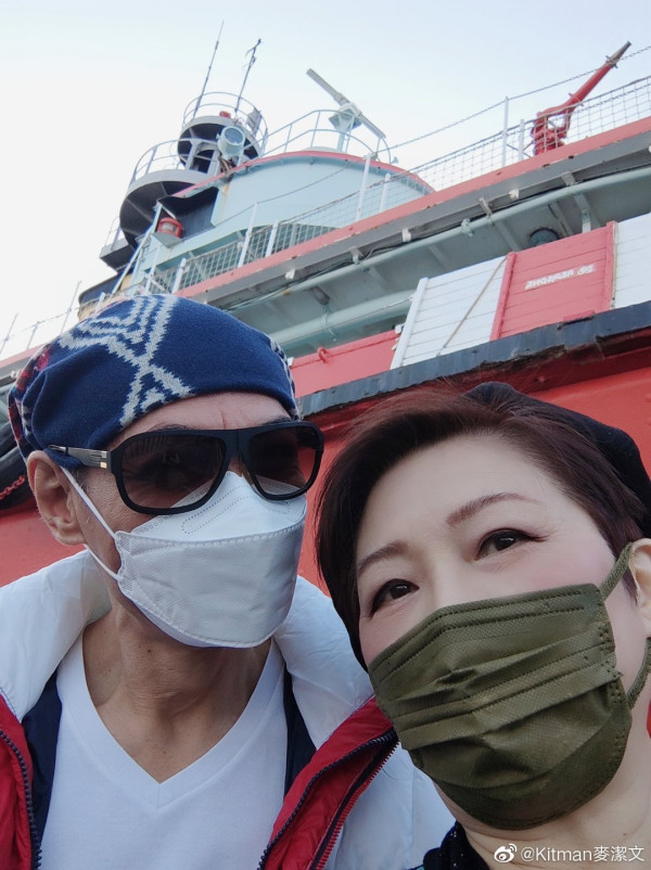 江華與太太麥潔文自1992年結婚，育有一子一女，一家四口關係融洽。（圖片來源：微博@Kitman麥潔文）