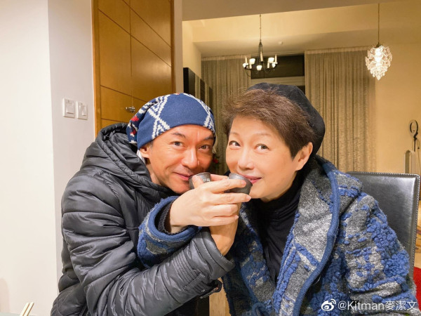 江華與太太麥潔文自1992年結婚，育有一子一女，一家四口關係融洽。（圖片來源：微博@Kitman麥潔文）