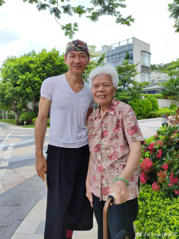 江華與太太麥潔文自1992年結婚，育有一子一女，一家四口關係融洽。（圖片來源：微博@Kitman麥潔文）