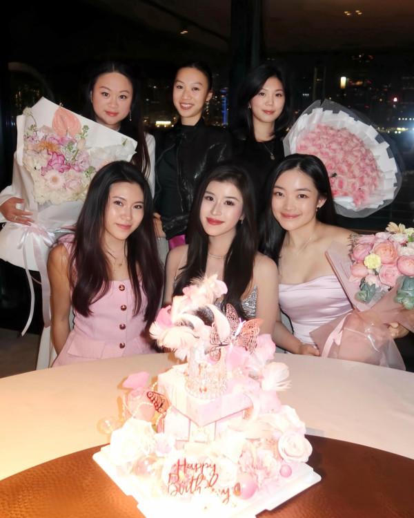 索爆港姐冠軍生日啜爆男友高調放閃 大方認愛超肉緊咀到旁若無人