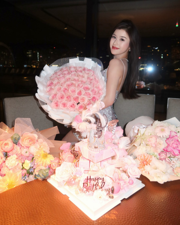 索爆港姐冠軍生日啜爆男友高調放閃 大方認愛超肉緊咀到旁若無人